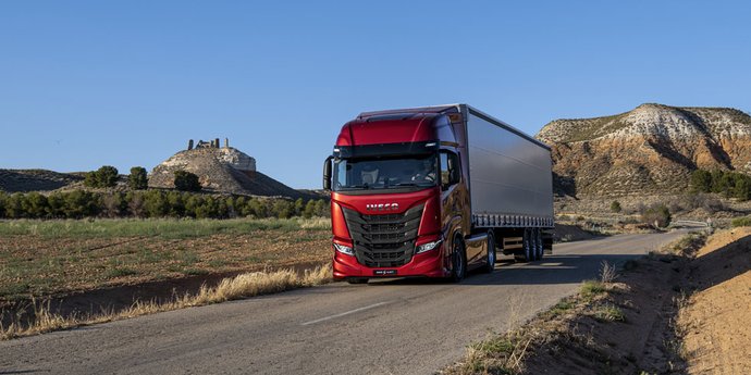 IVECO S-WAY Nutzfahrzeug unterwegs